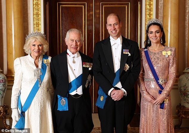 Bức chân dung gia đình Vương thất Anh mới được công bố.
