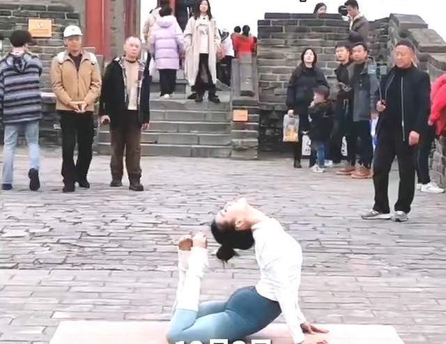 Xôn xao vụ nữ blogger Trung Quốc mặc đồ bó sát tập yoga tại di tích lịch sử, dân mạng: 