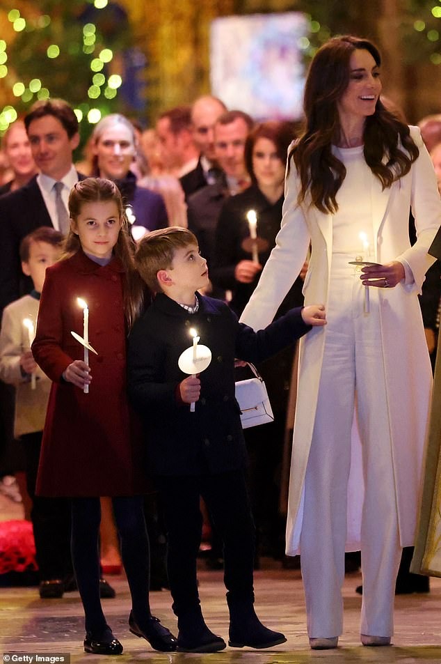 3 đứa trẻ nhà William và Kate xuất hiện trong sự kiện hoàng gia đặc biệt, cậu út Louis gây chú ý vì hành động lém lỉnh với chị gái