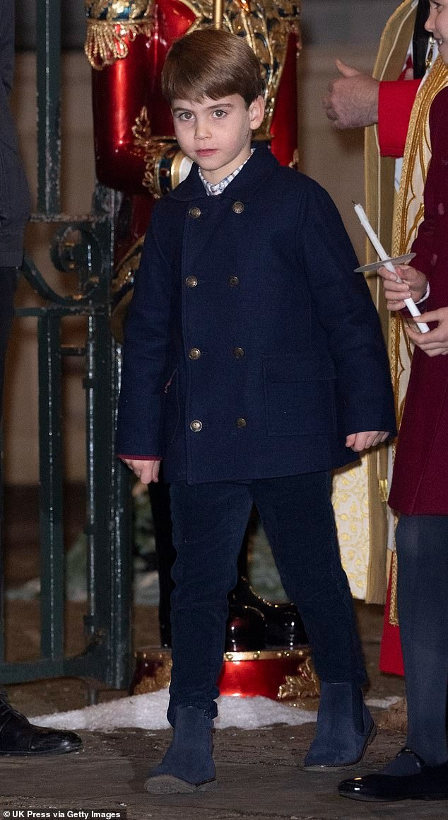  Louis diện áo sơ mi kẻ ca-rô kết hợp áo khoác màu xanh navy lịch sự và giày bốt Chelsea. 