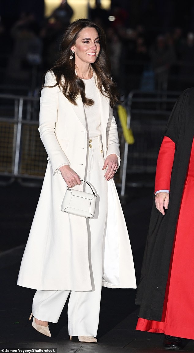 Kate xuất hiện trong sự kiện với bộ đồ trắng và giày cao gót màu da.