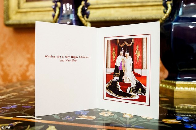 Thiệp Giáng sinh của Nhà vua và Vương hậu trang trọng hơn của gia đình xứ Wales. Bức ảnh được chụp bên trong Cung điện Buckingham ngay sau lễ đăng quang vào tháng 5 năm nay.