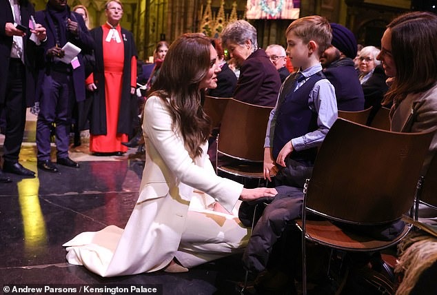 Kate ngồi xuống trò chuyện với cậu bé Oscar Burrow, 7 tuổi, đến từ Lancaster, người đã quyên góp được hơn 40.000 bảng Anh cho Trại trẻ Derian House.