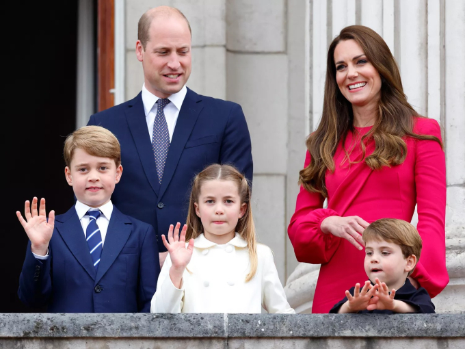 Gia đình 5 người đứng trên ban công Cung điện Buckingham năm 2022.