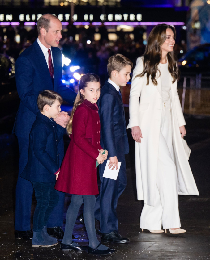 Thân vương William nắm chặt tay con trai út khi bước vào Tu viện Westminster.
