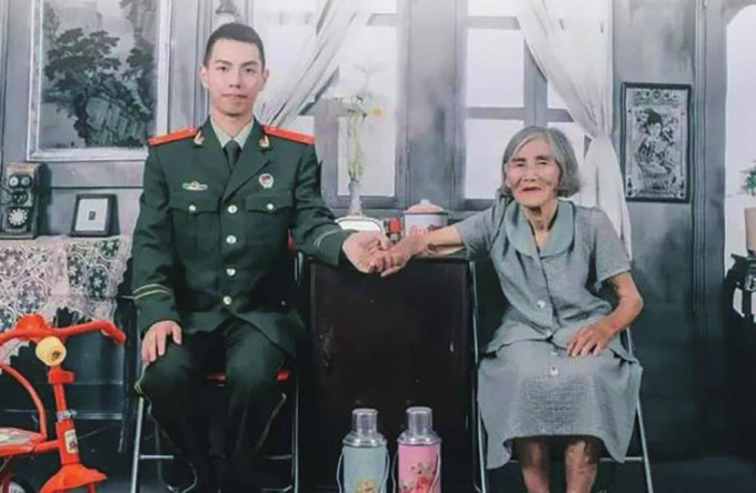 Chàng trai 24 tuổi chụp ảnh cưới với cụ bà 85 tuổi, câu chuyện phía sau của 