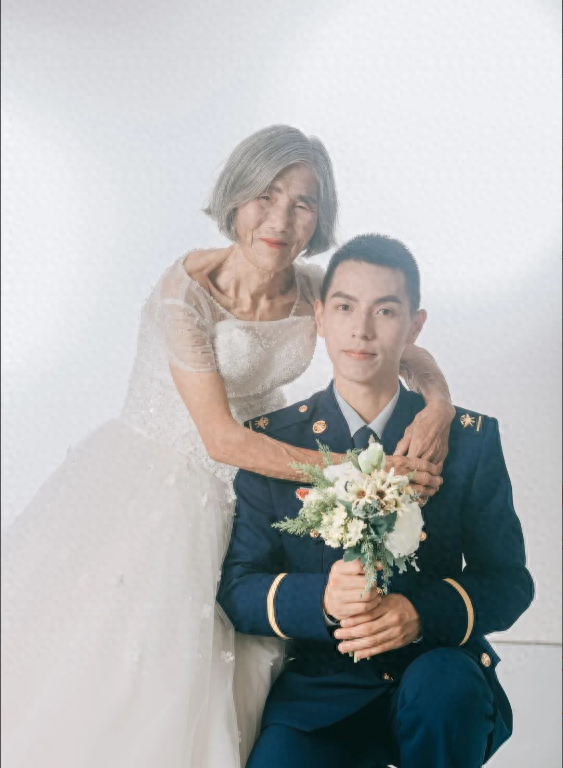Chàng trai 24 tuổi chụp ảnh cưới với cụ bà 85 tuổi, câu chuyện phía sau của 