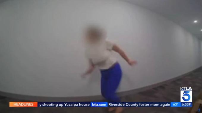 Camera của chuông cửa của một người hàng xóm đã ghi lại được cảnh nghi phạm, đi chân trần với quần legging xanh và áo crop top màu trắng, chạy qua hành lang.