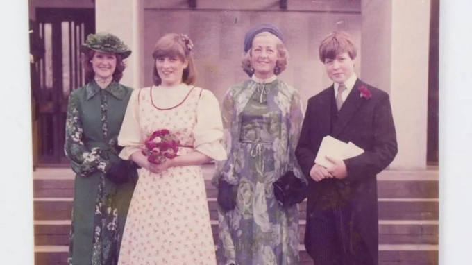 Bức ảnh cố Vương phi Diana (khi ấy 16 tuổi) làm phù dâu trong đám cưới của chị gái. Đó là thời điểm 1 năm sau lần đầu tiên Diana gặp Vua Charles III.