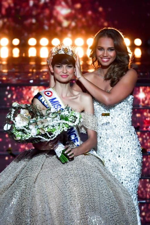 Eve Gilles (trái), được trao vương miện Hoa hậu Pháp 2024 bởi Hoa hậu Pháp 2023 Indira Ampiot (phải), tại cuộc thi sắc đẹp diễn ra ở Dijon (Pháp).