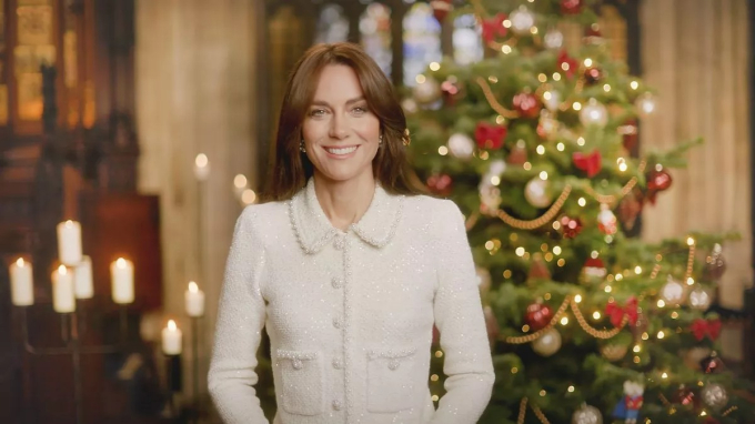 Vương phi Kate chia sẻ bức ảnh Giáng sinh chưa từng thấy của cô khi còn nhỏ, người hâm mộ choáng váng khi nhận ra điểm đặc biệt này