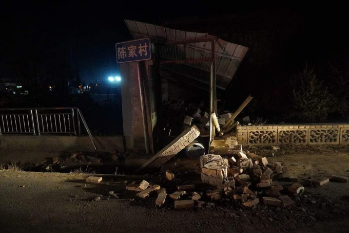 Một căn nhà bị đổ sập sau động đất ở huyện Tích Thạch Sơn, tỉnh Cam Túc, Trung Quốc.