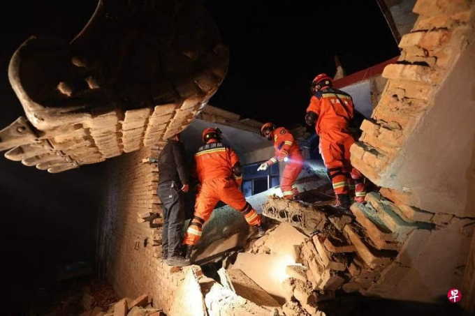 Đội cứu hộ đang triển khai dò tìm người dân mắc kẹt dưới đống đổ nát.