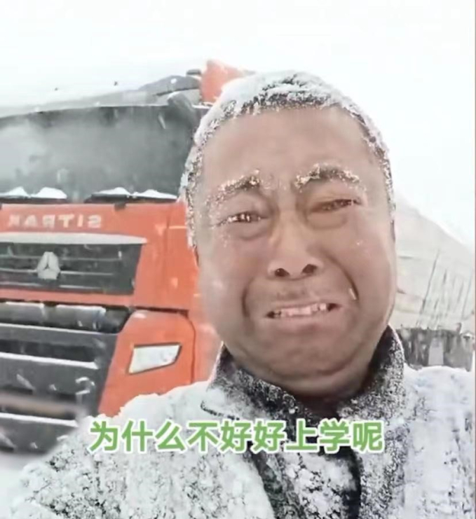 Lái xe vào vùng bão tuyết nguy hiểm, tài xế xe tải bật khóc nức nở vì bất lực, nói ra 1 điều hối hận khiến dân mạng chạnh lòng
