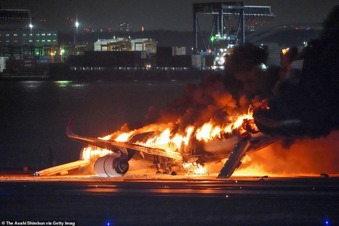 Nóng: Máy bay đi cứu trợ động đất ở Nhật Bản va chạm với máy bay chở 379 người bốc cháy dữ dội giữa sân bay