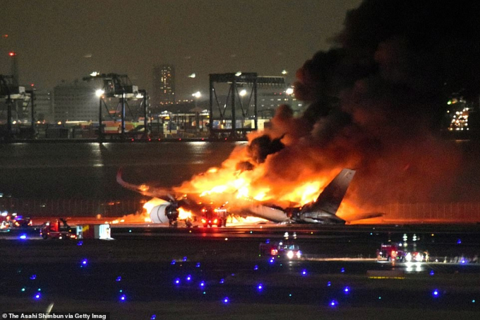 Nóng: Máy bay đi cứu trợ động đất ở Nhật Bản va chạm với máy bay chở 379 người bốc cháy dữ dội giữa sân bay