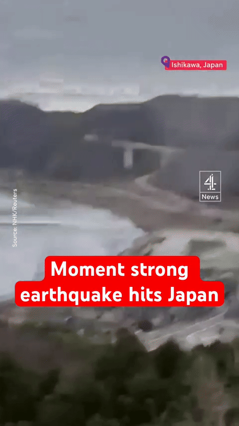 Chiếc camera rung lắc mạnh khi sóng ập vào bờ biển khi trận động đất xảy ra ở tỉnh Ishikawa.
