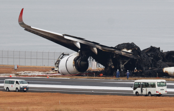 Các quan chức đang điều tra hiện trường chiếc máy bay Airbus A350 của Japan Airlines (JAL) bị cháy sau khi va chạm với máy bay của Lực lượng Bảo vệ Bờ biển Nhật Bản tại Sân bay Quốc tế Haneda ở Tokyo, Nhật Bản ngày 3 tháng 1, 2024. 