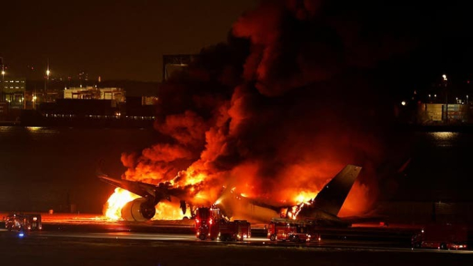 Lính cứu hỏa có mặt tại Sân bay Quốc tế Haneda sau vụ việc máy bay A350 của Japan Airlines bốc cháy vào ngày 2 tháng 1 năm 2024.