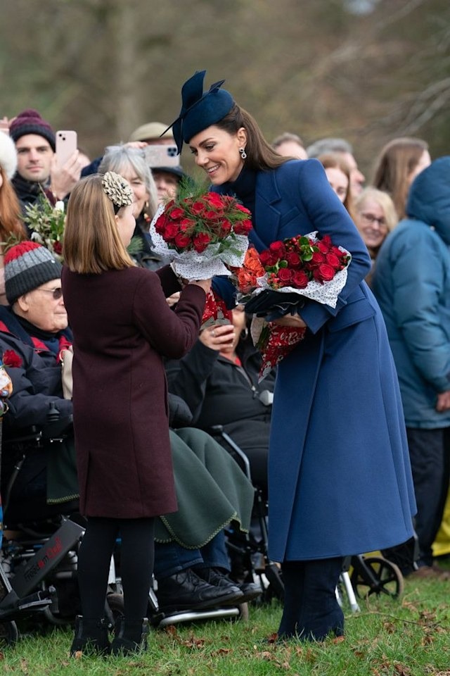 Vương phi Kate cũng tặng hoa của mình cho Mia.