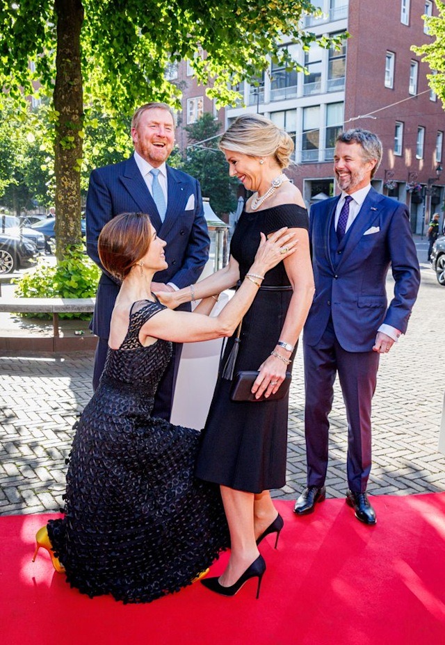 Thái tử phi Mary cúi chào Nữ vương Maxima của Hà Lan.