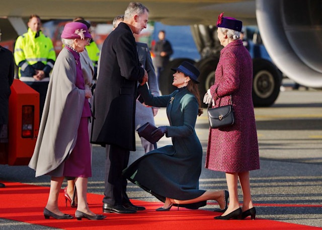 Nữ hoàng Margrethe nhìn Thái tử phi Mary cúi chào Vua Felipe của Tây Ban Nha.