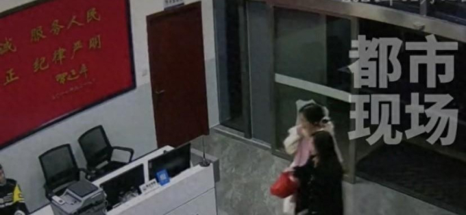 Hình ảnh trích xuất camera quay cảnh hai cô gái mang túi tiền đến đồn cảnh sát
