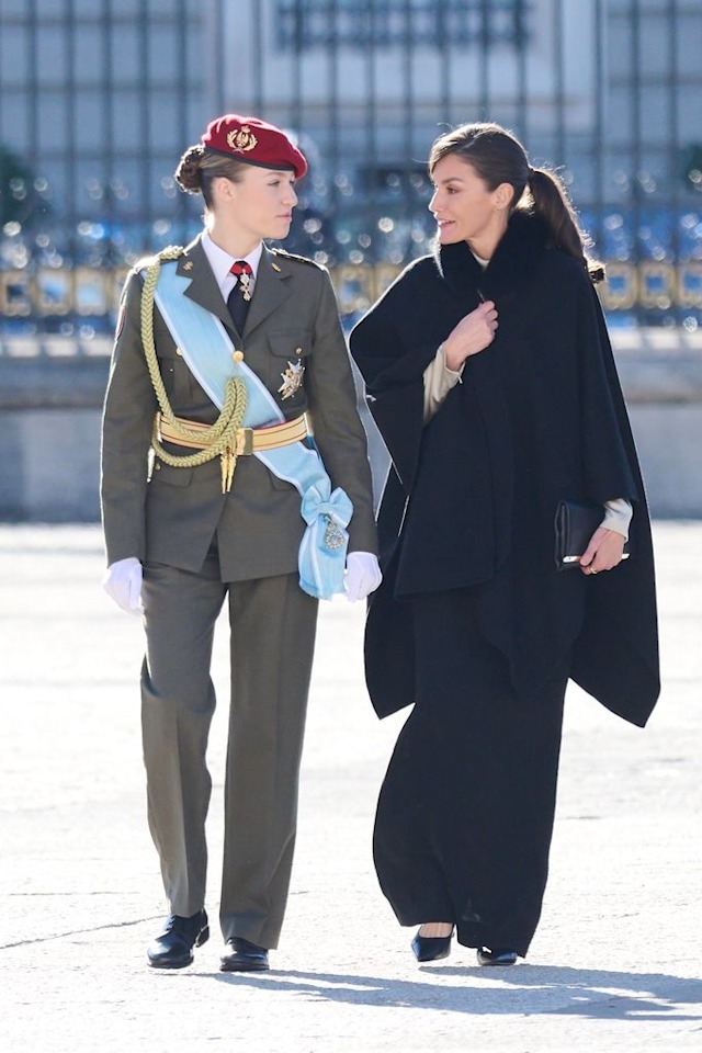 Leonor xuất hiện cùng mẹ trong bộ quân phục với tư cách là một thiếu sinh quân tại Học viện Quân sự Tổng hợp (AGM) ở Zaragoza. Vương hậu Letizia, 51 tuổi, được nhìn thấy sát cánh cùng con gái trong chiếc áo khoác đen có viền lông và váy maxi đen.