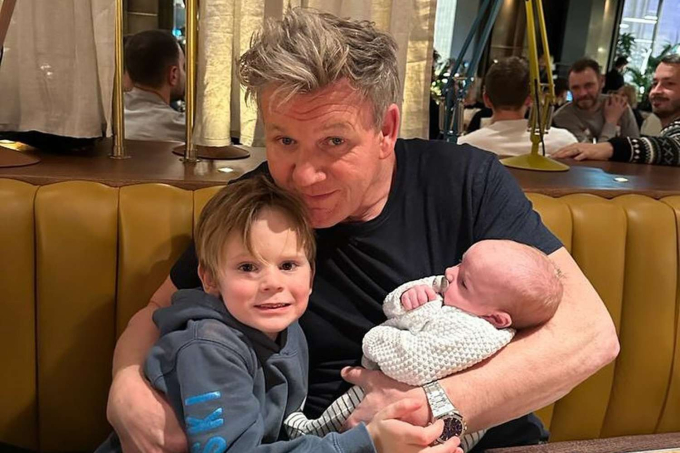Ramsay cùng 2 con nhỏ nhất.
