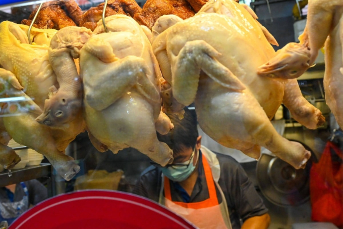 Một người bán hàng chuẩn bị cơm gà tại chợ ABC Brickworks ở Singapore.