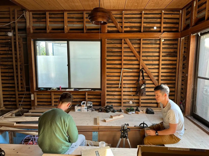 Kurosawa và Joey Stockermans đang tiến hành cải tạo akiya của họ ở Nhật Bản.