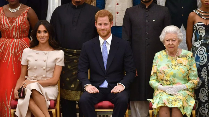 Harry và Meghan ngồi cùng cố Nữ vương Elizabeth năm 2018.