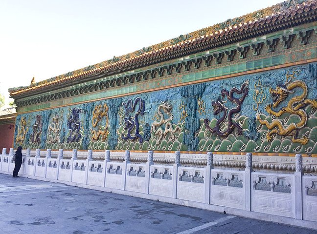 Hình tượng Hoàng đế và bức tường Cửu long bích trong Cố cung Bắc Kinh (Trung Quốc)