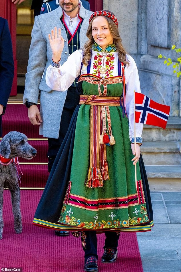 Công chúa Ingrid Alexandra trong lễ kỷ niệm Ngày Quốc khánh tại dinh thự hoàng gia ở Skaugum.