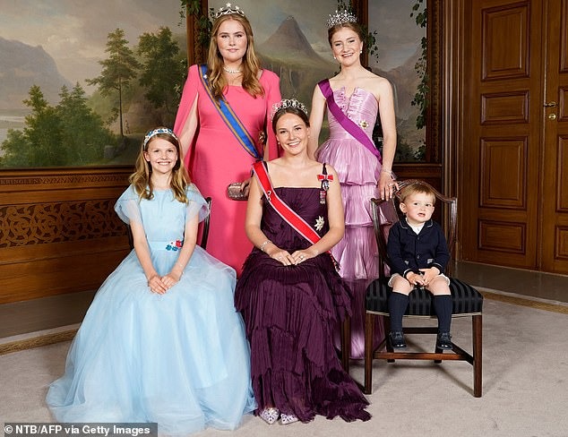 Ingrid Alexandra (ngồi giữa) chụp ảnh cùng Công chúa Estelle của Thụy Điển (váy xanh bên trái) và Hoàng tử Charles của Luxembourg cùng một số thành viên hoàng gia.