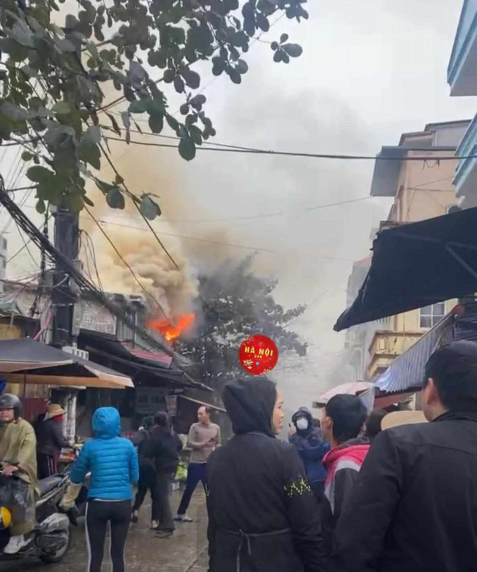 Người dân hốt hoảng tháo chạy khi phát hiện đám cháy. 