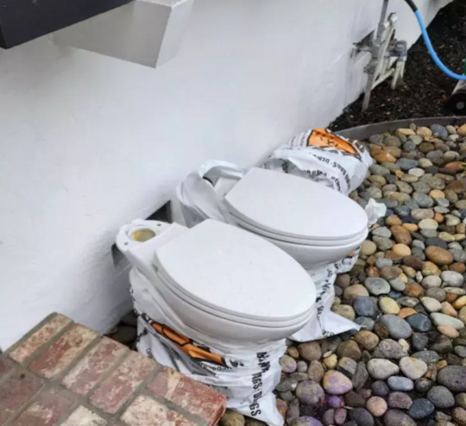 Tờ World News Network đưa tin khi đến ngôi nhà sau vụ việc, họ phát hiện có hai bồn vệ sinh ở trước cửa. Ngôi nhà dường như đang được cải tạo