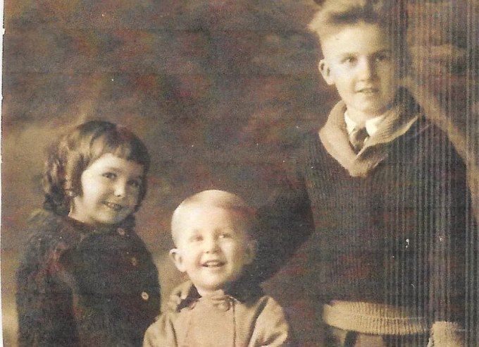 Ông Bill Stovall (ở giữa) khi còn nhỏ chụp ảnh cùng chị gái, Janice và anh trai, Bruce, vào những năm 1920.