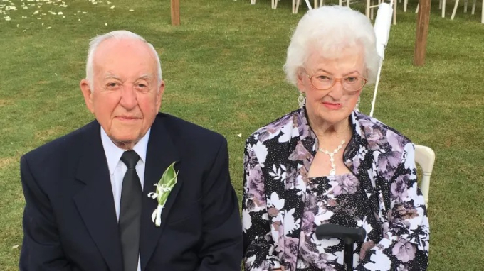 Ông Bill Stovall và vợ, bà Martha (người qua đời ở tuổi 96).