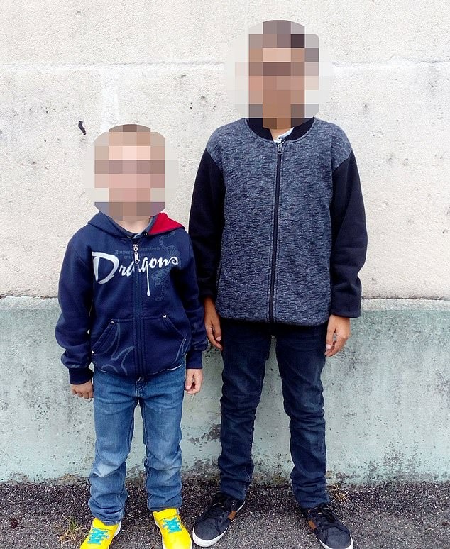 Cậu bé (trái) bị mẹ bỏ rơi suốt 2 năm mà không ai biết.
