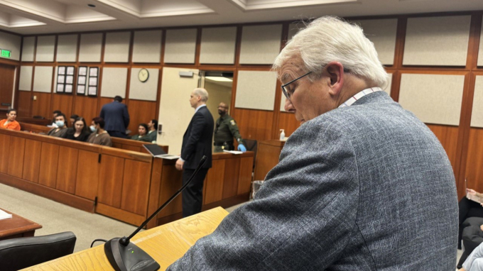Luật sư bào chữa Wesley J. Schroeder có mặt tại phiên tòa.