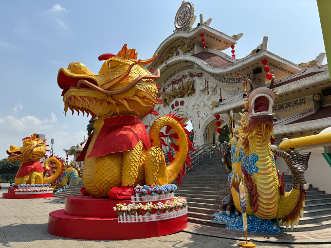 Linh vật rồng đặt trước cổng Khu du lịch văn hóa Suối Tiên