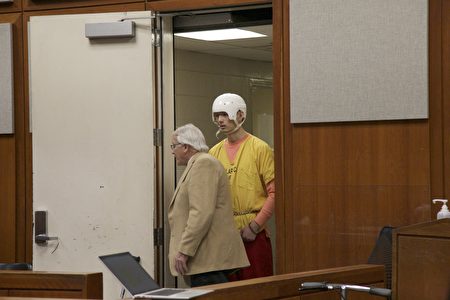 Vụ kỹ sư Google đánh chết vợ: Tên chồng sát nhân lần đầu xuất hiện tại tòa, hình ảnh trang phục và biểu cảm trên gương mặt gây chú ý