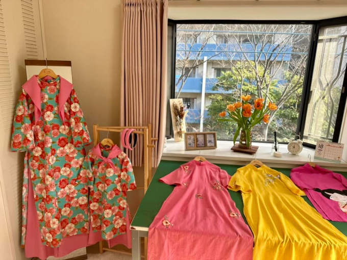 Những tà áo dài do chính tay chị Quế Anh làm ra trong căn phòng nhỏ của gia đình.