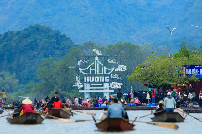 Hơn 2 vạn người đổ về chùa Hương dù chưa khai hội: Những điều cần biết khi tham gia lễ hội mùa xuân lớn nhất Việt Nam