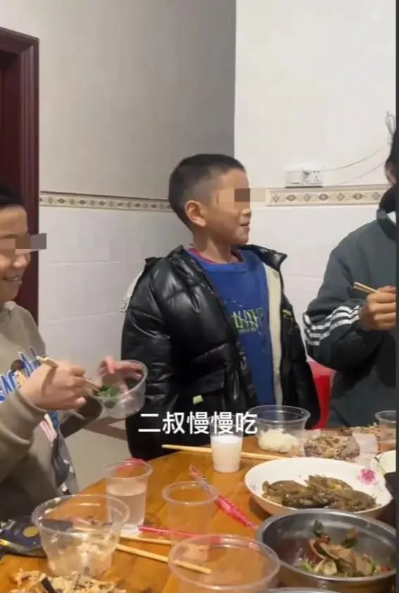 Cậu bé bị bố quát mắng vì ngồi vào chỗ thuộc về ông nội trong bữa cơm, dân mạng tranh cãi nảy lửa: 