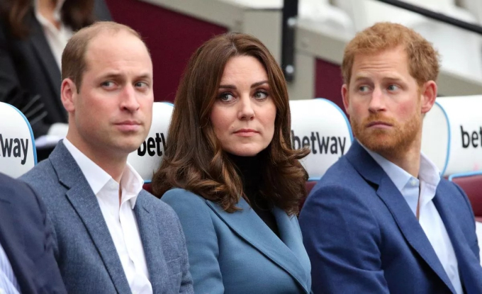 Harry và vợ chồng Thân vương William - Kate hồi năm 2017.