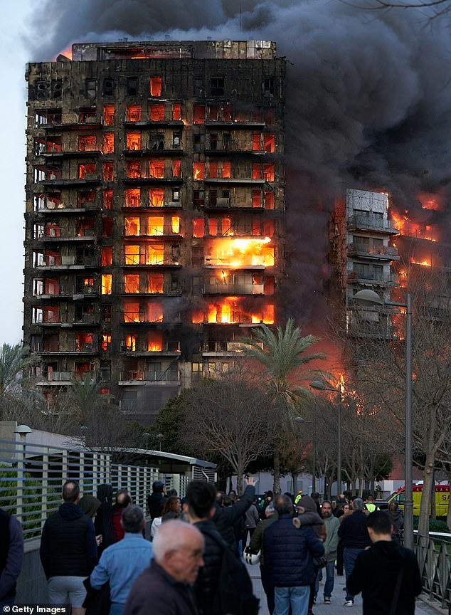 Hỏa hoạn nhấn chìm tòa chung cư: Thứ vật liệu quen thuộc trong xây dựng khiến lửa 