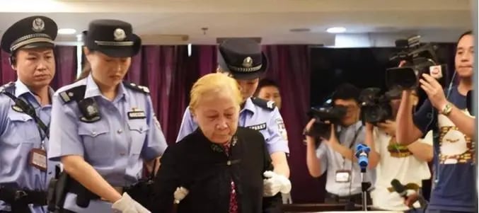 Mẹ già 83 tuổi đầu độc con trai rồi ra tự thú, cảnh sát tra án không cầm được nước mắt khi biết câu chuyện bi thương phía sau