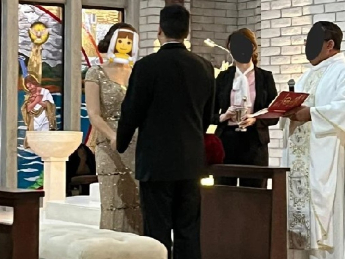 Cặp đôi vẫn tổ chức đám cưới sau màn 